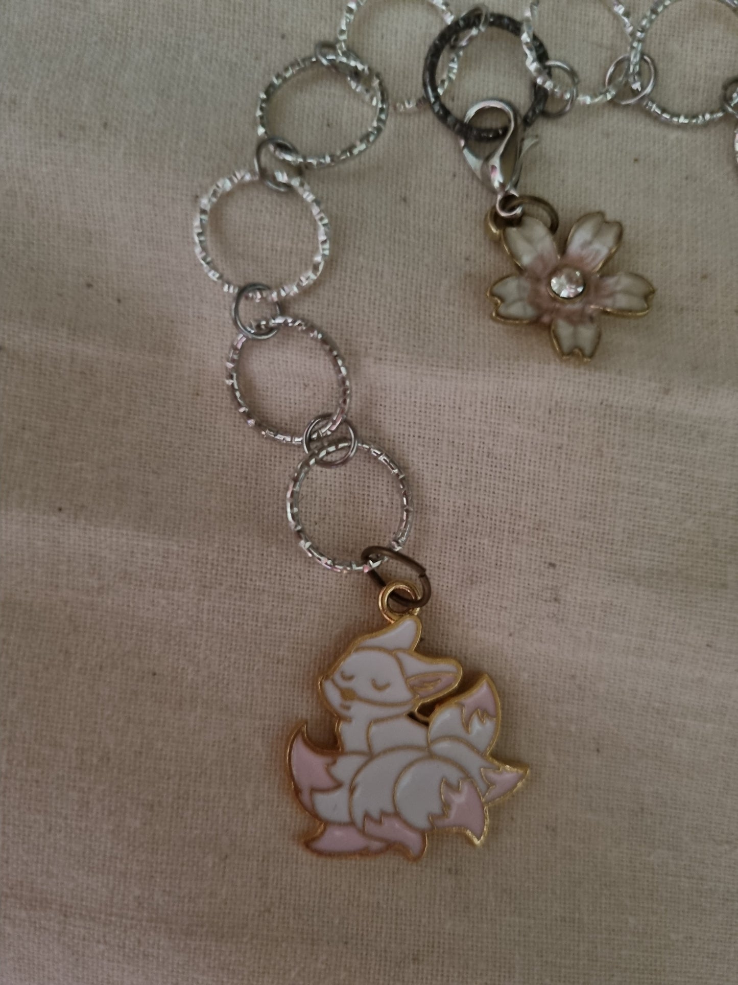 Le renard blanc/rose